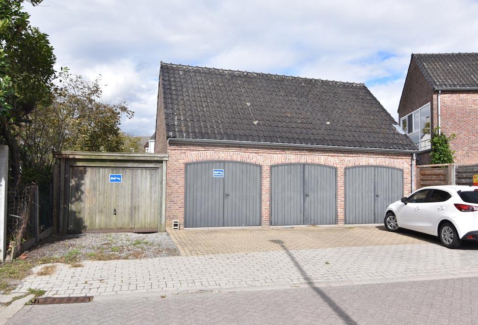 carport (links van het garagegebouw