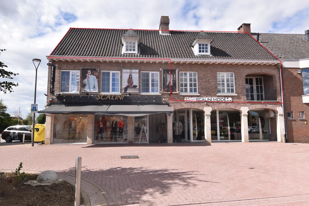 voorgevel, paalt aan het gemeenteplein met openbare parking