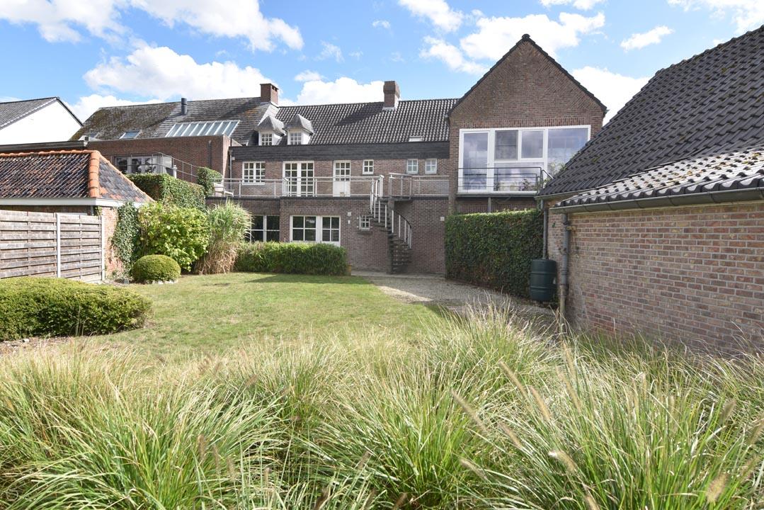 grote tuin met privaat gebruik en tuinberging