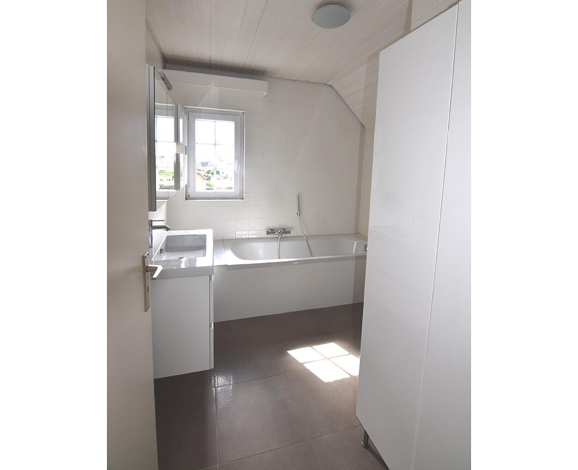 badkamer met ligbad en inloopdouche en badmeubel