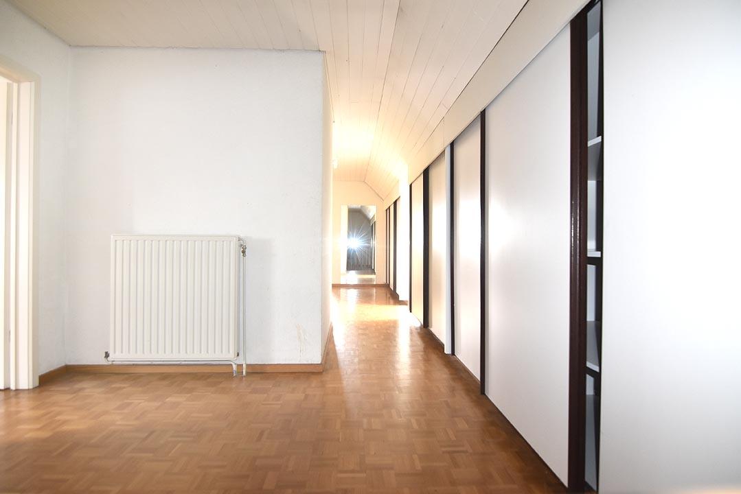 nachthal met over de gehele breedte dressingkasten