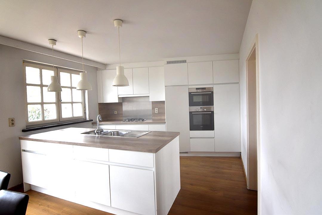 keuken met eethoek en bijhorende tafel en stoelen