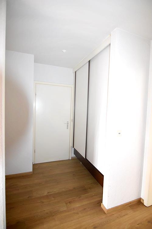 inkomhal met vestiaire en gastentoilet