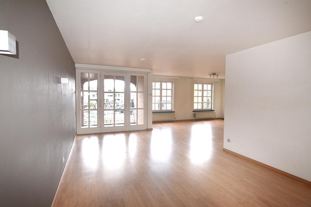 living in L- vorm met zicht op het gemeenteplein