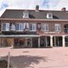 voorgevel, paalt aan het gemeenteplein met openbare parking