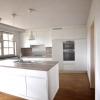 keuken met eethoek en bijhorende tafel en stoelen